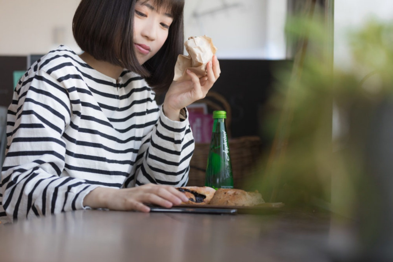  スマホを触る女性　猫背